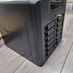 Synology DiskStation DS3612xs, 12-Bay NAS, 9x 3TB HDD (30TB), Intel Core i3, 10GbE-ready, Kratzer an der Seitenwand | Zustand: Gut