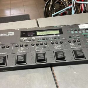Yamaha GW50 Gitarren-Effektgerät Dunkelgrau, Vintage Multieffektgerät und Bodentreter für E-Gitarre mit integriertem Drumcomputer und Backing-Tracks. | Zustand: Sehr Gut