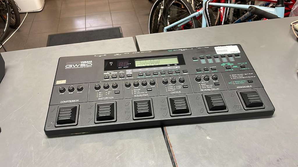 Yamaha GW50 Gitarren-Effektgerät Dunkelgrau, Vintage Multieffektgerät und Bodentreter für E-Gitarre mit integriertem Drumcomputer und Backing-Tracks. | Zustand: Sehr Gut