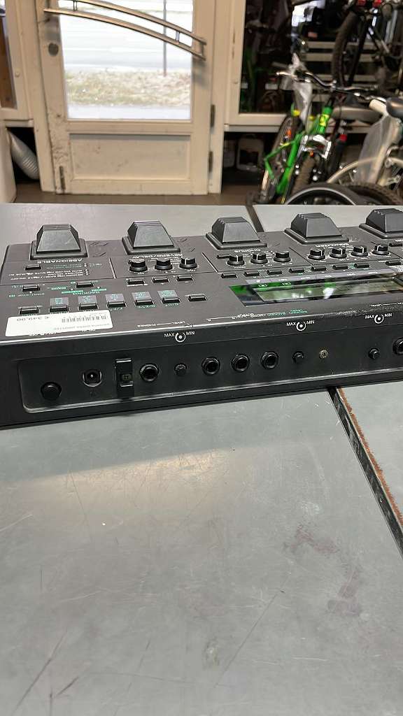 Yamaha GW50 Gitarren-Effektgerät Dunkelgrau, Vintage Multieffektgerät und Bodentreter für E-Gitarre mit integriertem Drumcomputer und Backing-Tracks. | Zustand: Sehr Gut – Bild 2