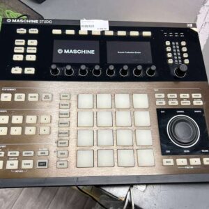 Native Instruments Maschine Studio Schwarz, Groove Production System mit zwei Farbdisplays, berührungsempfindlichen Pads, Jog-eel und Netzteil | Zustand: Sehr Gut