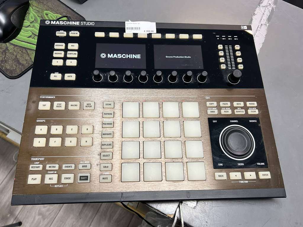Native Instruments Maschine Studio Schwarz, Groove Production System mit zwei Farbdisplays, berührungsempfindlichen Pads, Jog-eel und Netzteil | Zustand: Sehr Gut