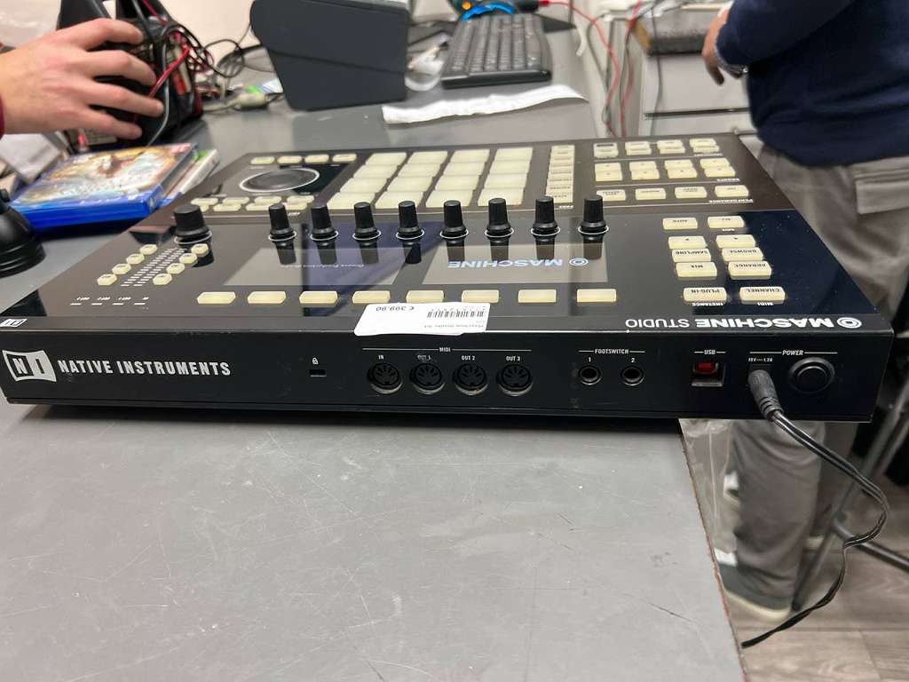 Native Instruments Maschine Studio Schwarz, Groove Production System mit zwei Farbdisplays, berührungsempfindlichen Pads, Jog-eel und Netzteil | Zustand: Sehr Gut – Bild 2