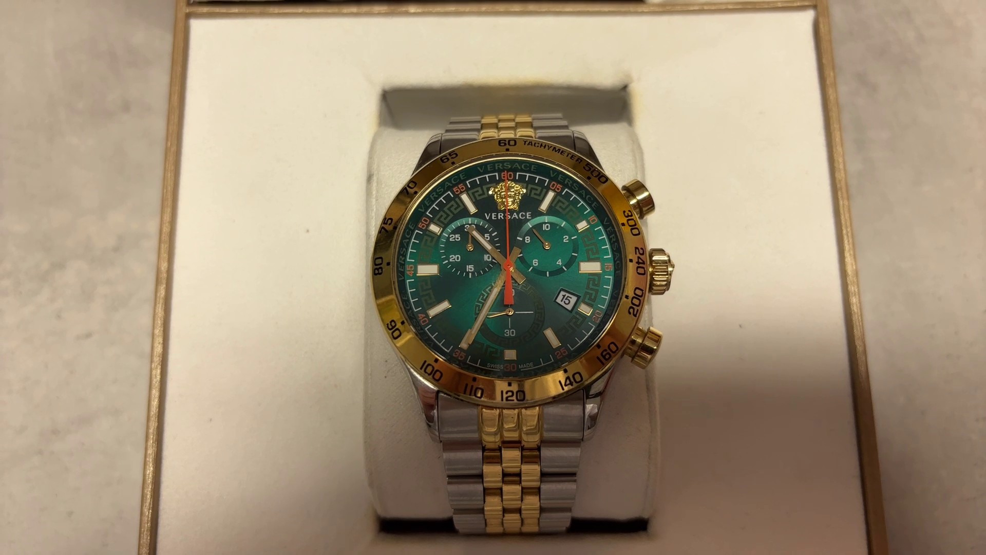 Versace Hellenyium Chrono VE2U00522, Herren-Chronograph, 44mm, Bicolor, Grünes Zifferblatt, Saphirglas, Swiss Quarz, OVP. | Zustand: In Ordnung | Farbe: weiss – Bild 3