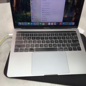 Apple MacBook Pro 13" 2018 , i5 | 8GB RAM | 512GB SSD  | Zyklen:549  | Display nicht Orginal  | Touch Bar Defekt  | Zustand: Gut