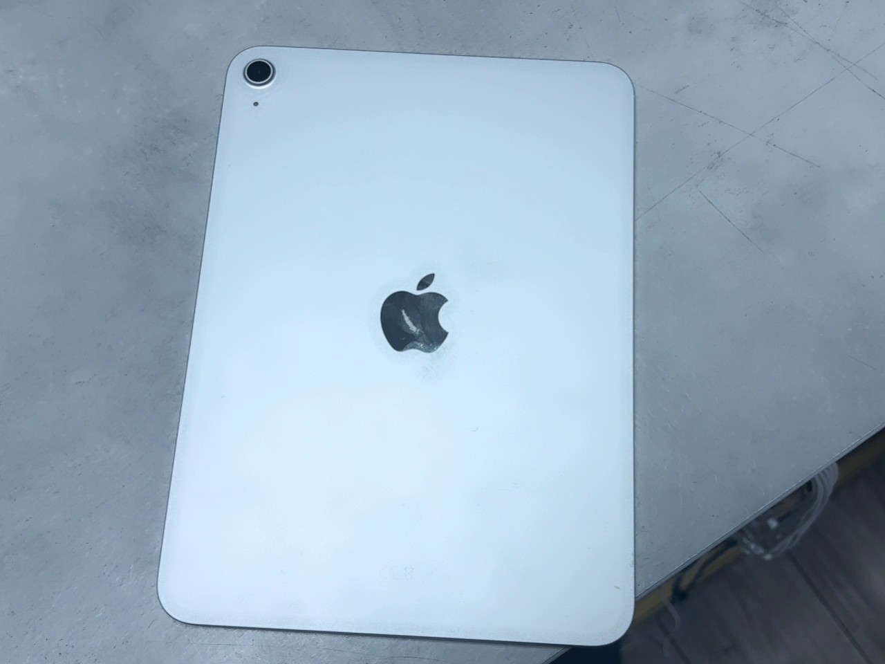 Apple iPad 11 (2025) Silber, 128GB, WiFi, 11 Zoll Liquid Retina Display, A16 Bionic Chip, USB-C Anschluss | Zustand: Gebraucht | Farbe: weiss – Bild 3