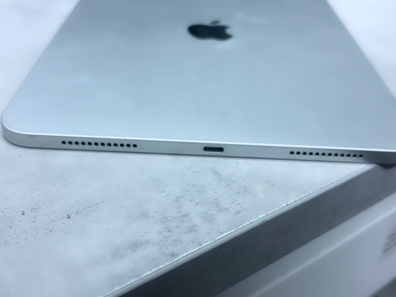 Apple iPad 11 (2025) Silber, 128GB, WiFi, 11 Zoll Liquid Retina Display, A16 Bionic Chip, USB-C Anschluss | Zustand: Gebraucht | Farbe: weiss – Bild 4