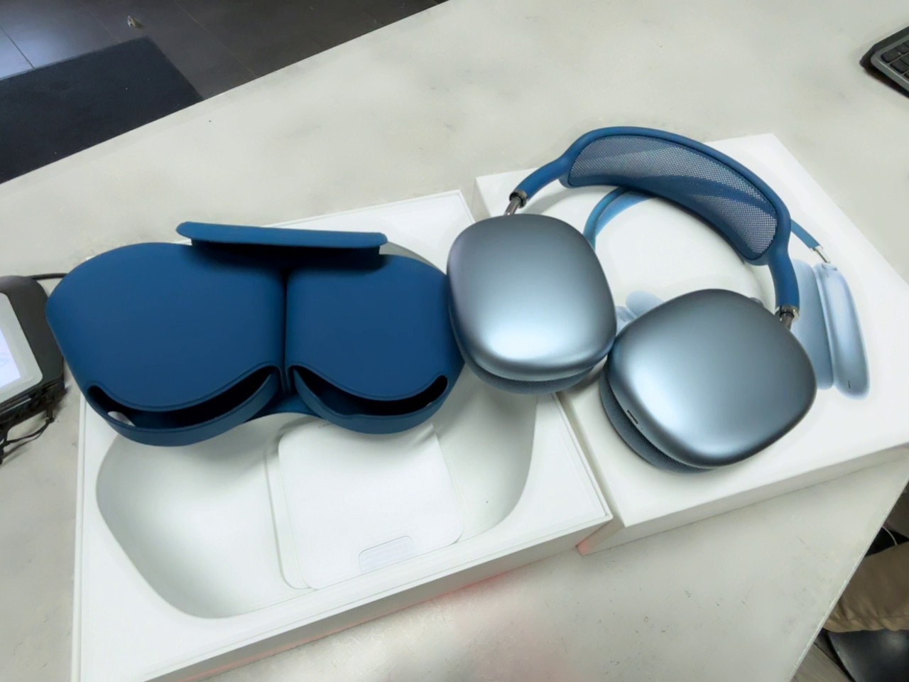 Apple AirPods Max Blau, Over-Ear Kopfhörer , Spatial Audio und Lightning-Anschluss. | Zustand: Sehr Gut | Farbe: blau – Bild 3