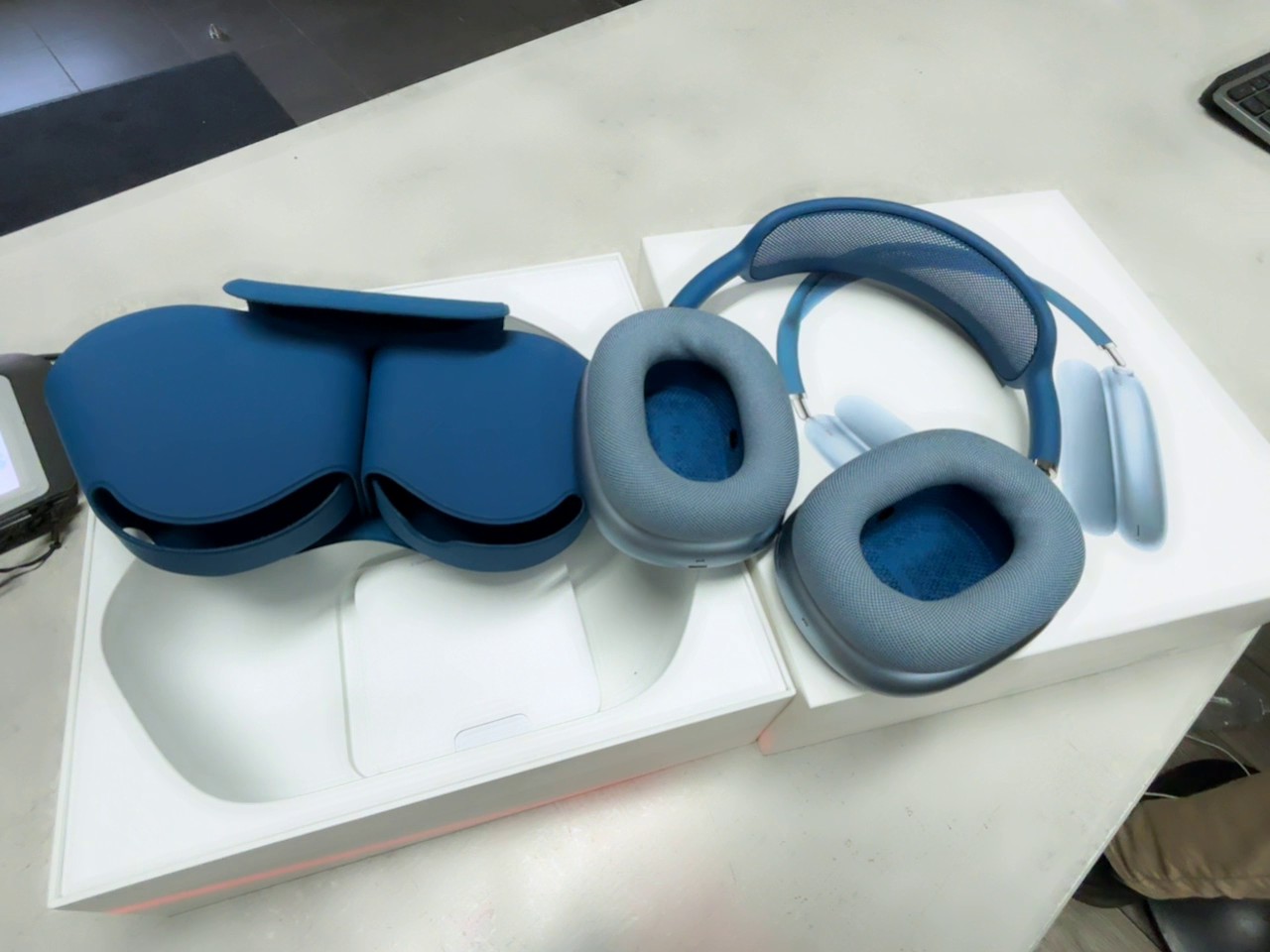 Apple AirPods Max Blau, Over-Ear Kopfhörer , Spatial Audio und Lightning-Anschluss. | Zustand: Sehr Gut | Farbe: blau – Bild 4