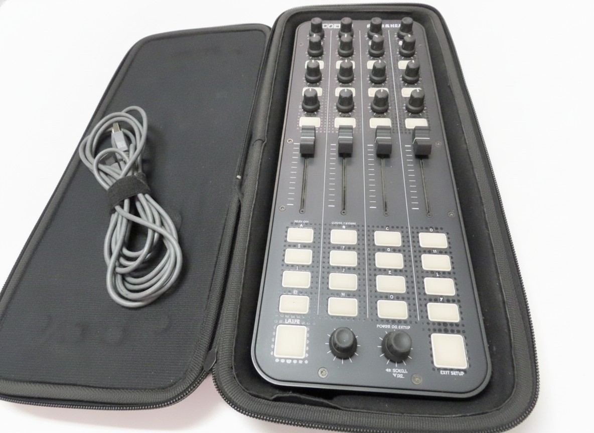 Allen & Heath Xone:K2 schwarz, DJ MIDI-Controller & Audio-Interface mit schwarzer Transporttasche und USB-Kabel | Zustand: Gut