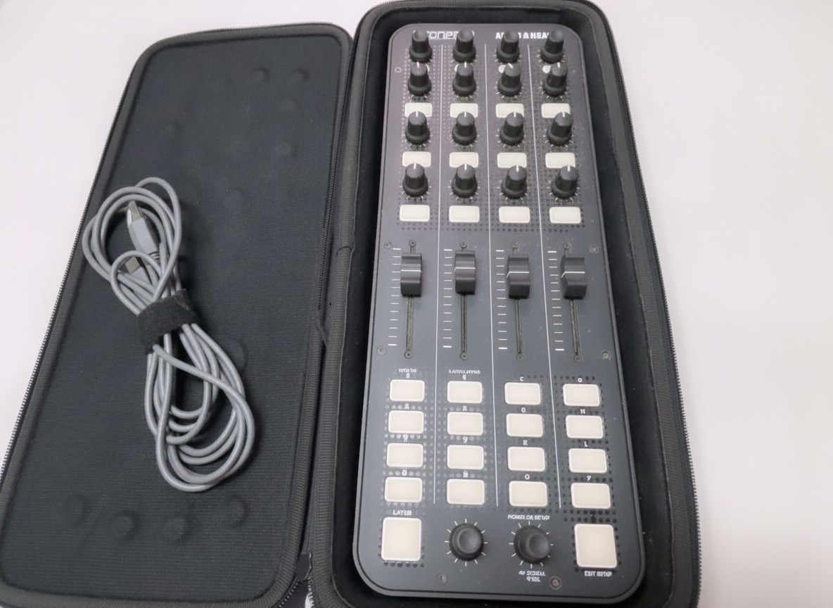 Allen & Heath Xone:K2 schwarz, DJ MIDI-Controller & Audio-Interface mit schwarzer Transporttasche und USB-Kabel | Zustand: Gut – Bild 2