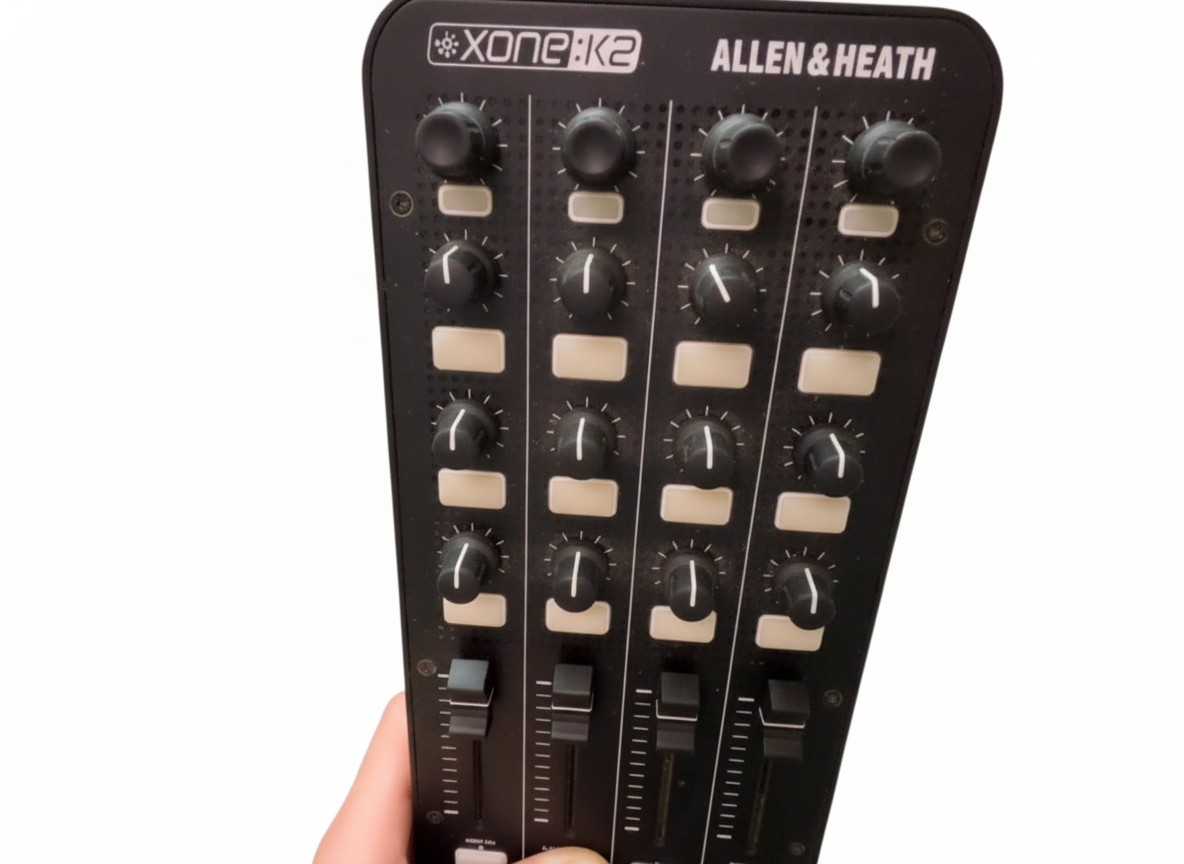 Allen & Heath Xone:K2 schwarz, DJ MIDI-Controller & Audio-Interface mit schwarzer Transporttasche und USB-Kabel | Zustand: Gut – Bild 3