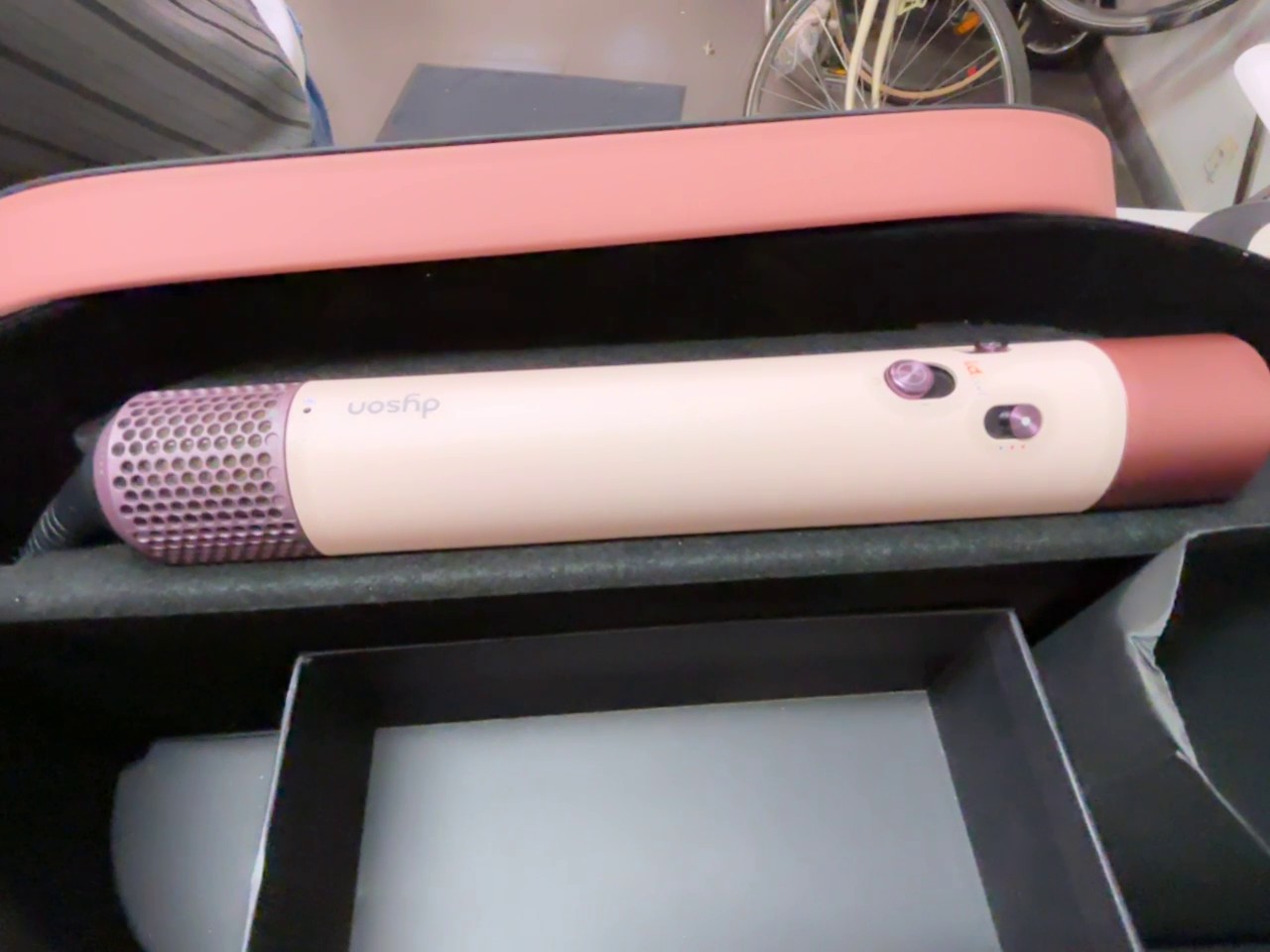 Dyson Airwrap i.d. Strawberry Bronze 2024, Multi-Haarstyler mit AuFernbedienungewahrungsbox und diversen Aufsätzen in Strawberry Bronze und Rosé | Zustand: Sehr Gut – Bild 3
