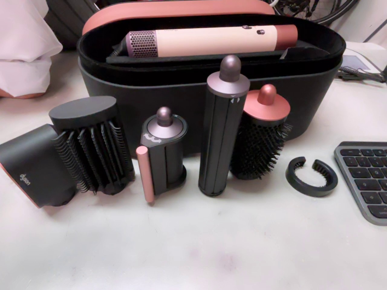 Dyson Airwrap i.d. Strawberry Bronze 2024, Multi-Haarstyler mit AuFernbedienungewahrungsbox und diversen Aufsätzen in Strawberry Bronze und Rosé | Zustand: Sehr Gut – Bild 4