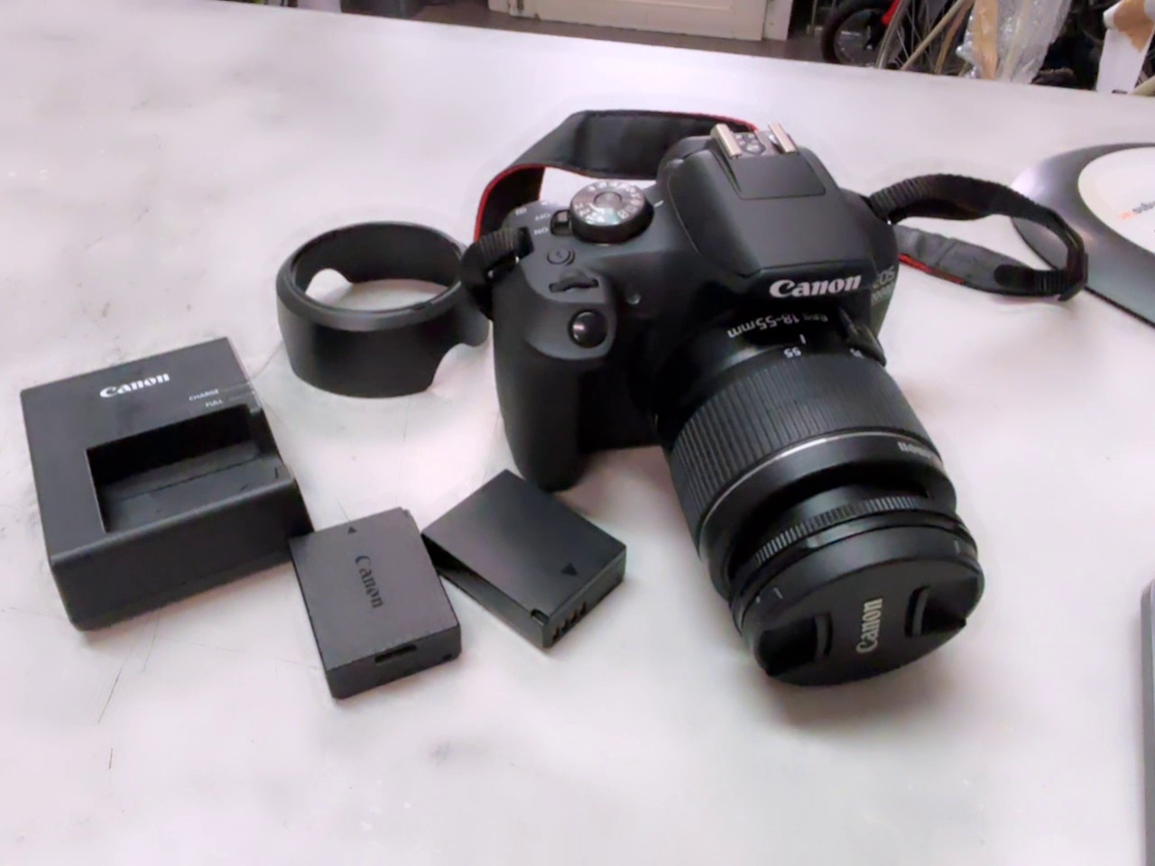 Canon EOS 2000D 2018 Schwarz, Mit tasche schwartz Digitale Spiegelreflexkamera, 24,1 MP, APS-C-Sensor, Full HD Video, inkl. Objektiv EF-S 18-55mm, Akkus und Ladegerät | Zustand: Sehr Gut – Bild 3