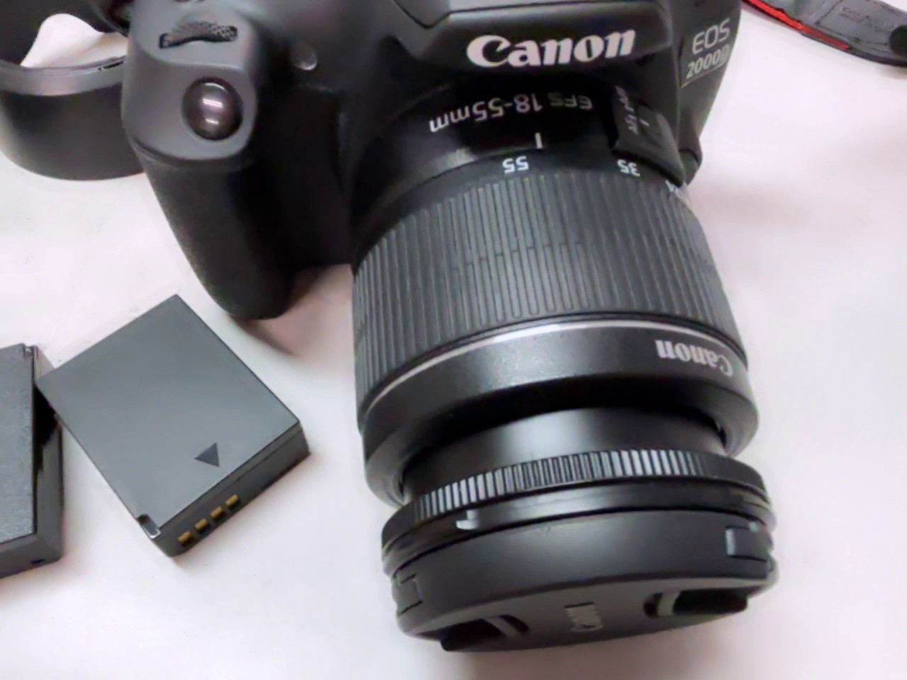 Canon EOS 2000D 2018 Schwarz, Mit tasche schwartz Digitale Spiegelreflexkamera, 24,1 MP, APS-C-Sensor, Full HD Video, inkl. Objektiv EF-S 18-55mm, Akkus und Ladegerät | Zustand: Sehr Gut – Bild 4