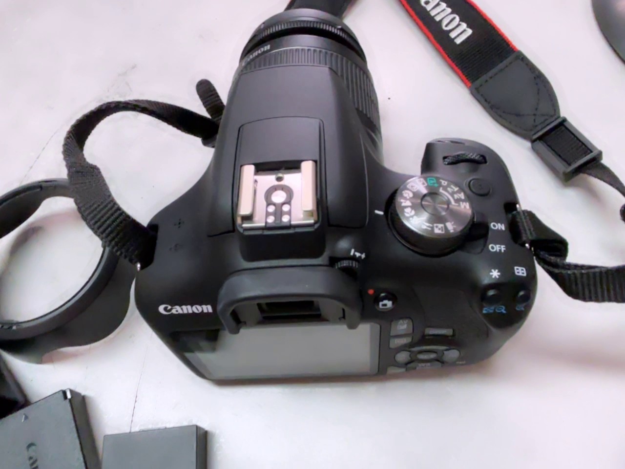 Canon EOS 2000D 2018 Schwarz, Mit tasche schwartz Digitale Spiegelreflexkamera, 24,1 MP, APS-C-Sensor, Full HD Video, inkl. Objektiv EF-S 18-55mm, Akkus und Ladegerät | Zustand: Sehr Gut – Bild 5