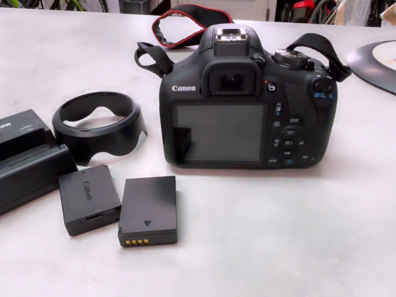 Canon EOS 2000D 2018 Schwarz, Mit tasche schwartz Digitale Spiegelreflexkamera, 24,1 MP, APS-C-Sensor, Full HD Video, inkl. Objektiv EF-S 18-55mm, Akkus und Ladegerät | Zustand: Sehr Gut – Bild 6