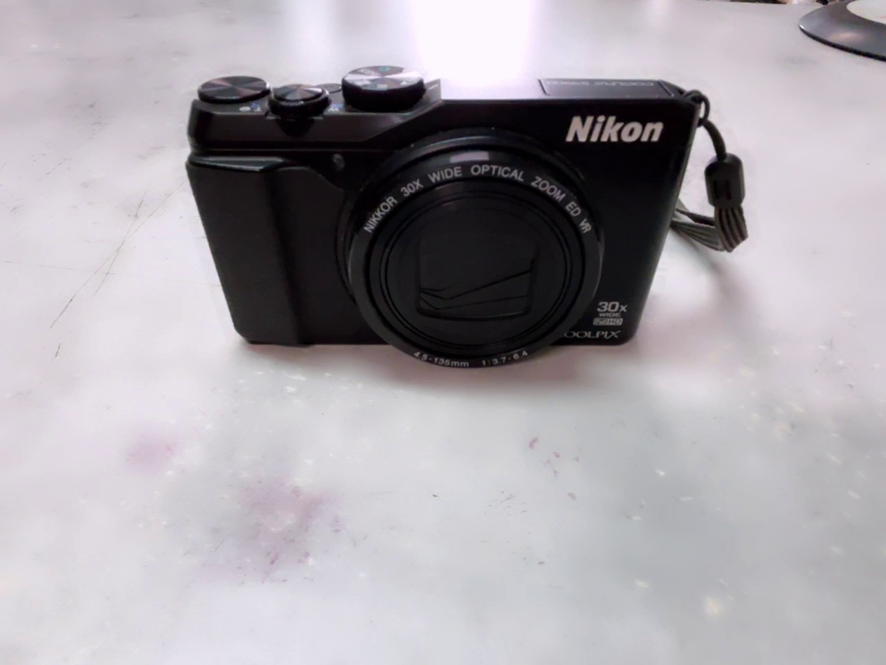 Nikon Coolpix S9900 2015 Schwarz, Kompaktkamera mit 16 MP, 30x optischem Zoom, drehbarem Display, WLAN, GPS, 1x Akku ohne Ladegerät | Zustand: Gut – Bild 3