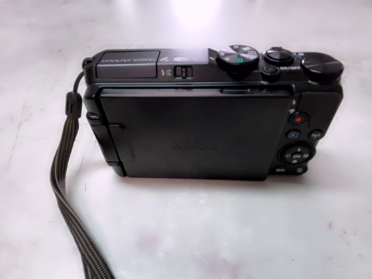 Nikon Coolpix S9900 2015 Schwarz, Kompaktkamera mit 16 MP, 30x optischem Zoom, drehbarem Display, WLAN, GPS, 1x Akku ohne Ladegerät | Zustand: Gut – Bild 4