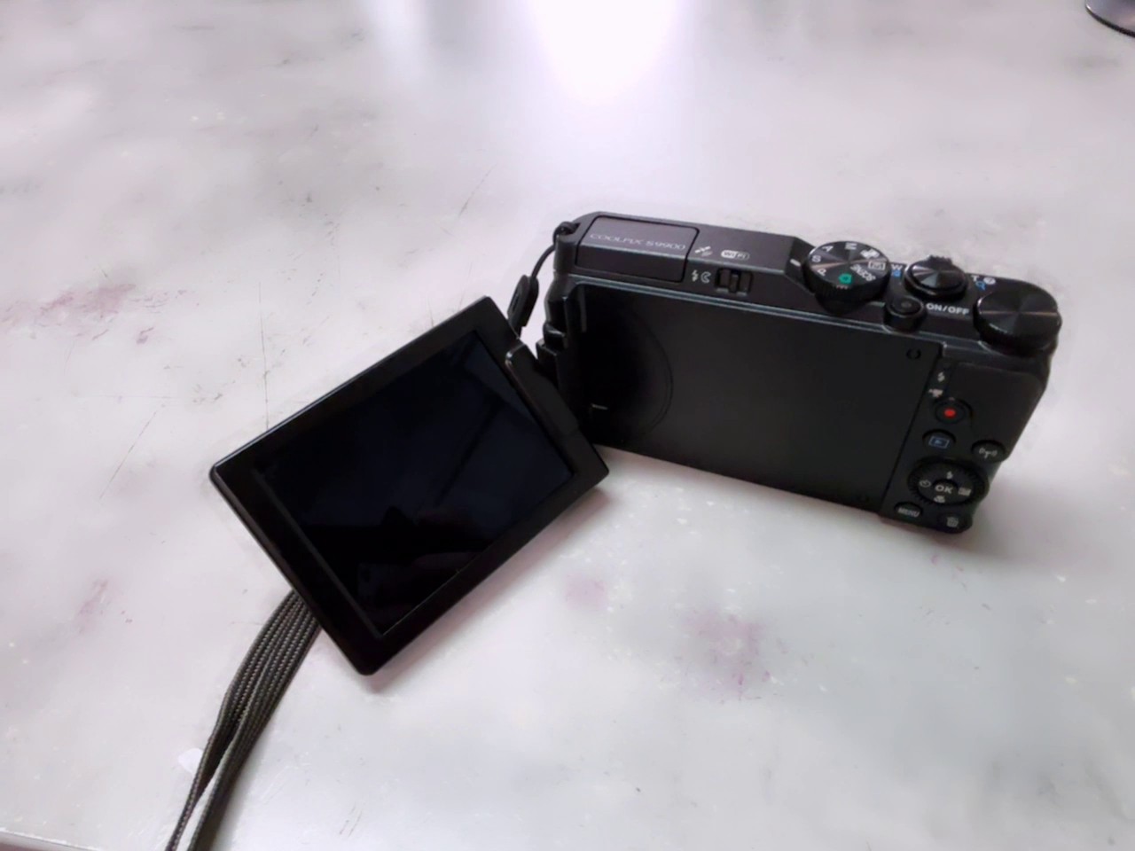 Nikon Coolpix S9900 2015 Schwarz, Kompaktkamera mit 16 MP, 30x optischem Zoom, drehbarem Display, WLAN, GPS, 1x Akku ohne Ladegerät | Zustand: Gut – Bild 5