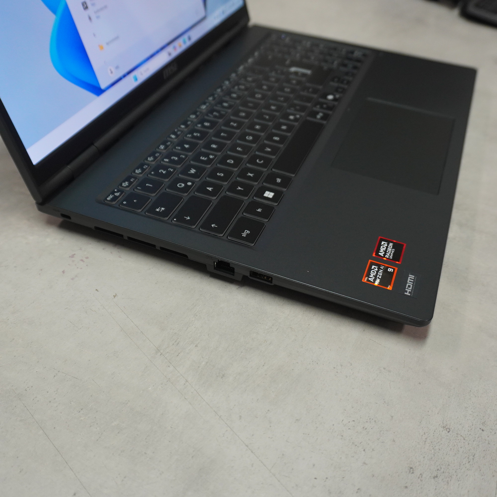 MSI Venture A16 AI+ A3HMG Solid Gray, Ryzen AI 9 365, 16GB RAM, 1TB SSD, Radeon 880M, OVP, DE-Layout | Mit Rechnung von 27.07.2026 | Zustand: Wie Neu – Bild 3