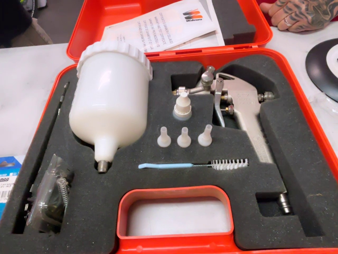 Walcom STV HVLP silber, mit koffer Farbspritzpistole Set im Koffer mit 1.7 mm Düsensatz, Fließbecher, Bürste und Zubehörset (AUSLAGER) | Zustand: Sehr Gut – Bild 4