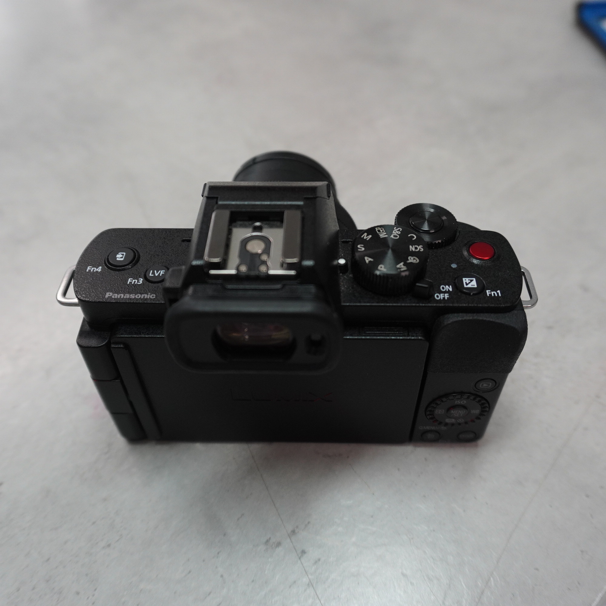 Panasonic Lumix G110 2020 Schwarz, Kompakte Vlogging-Systemkamera mit 20 MP, 4K-Video und drehbarem Touchscreen für Content Creator. | Zustand: Gut
