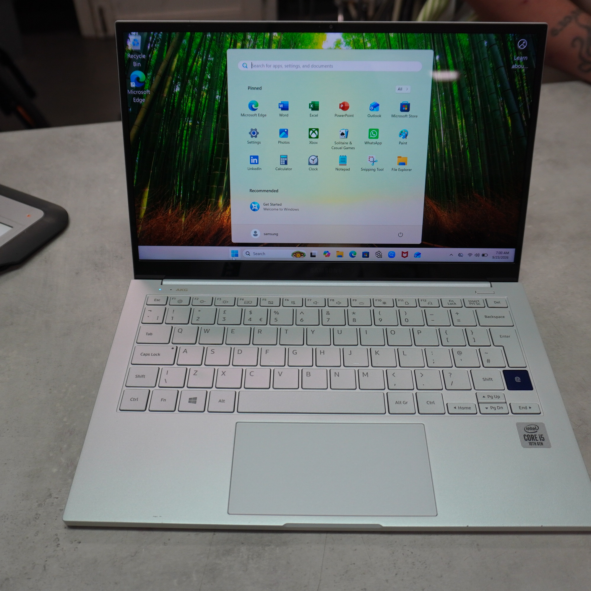 Samsung Galaxy Book Ion 13.3 Silber 2020, Core i5-10210U, 8GB RAM, 512GB SSD, QLED, Windows, Originales Ladegerät nicht dabei, nur USB-Ladegerät | OVP | Zustand: Gut