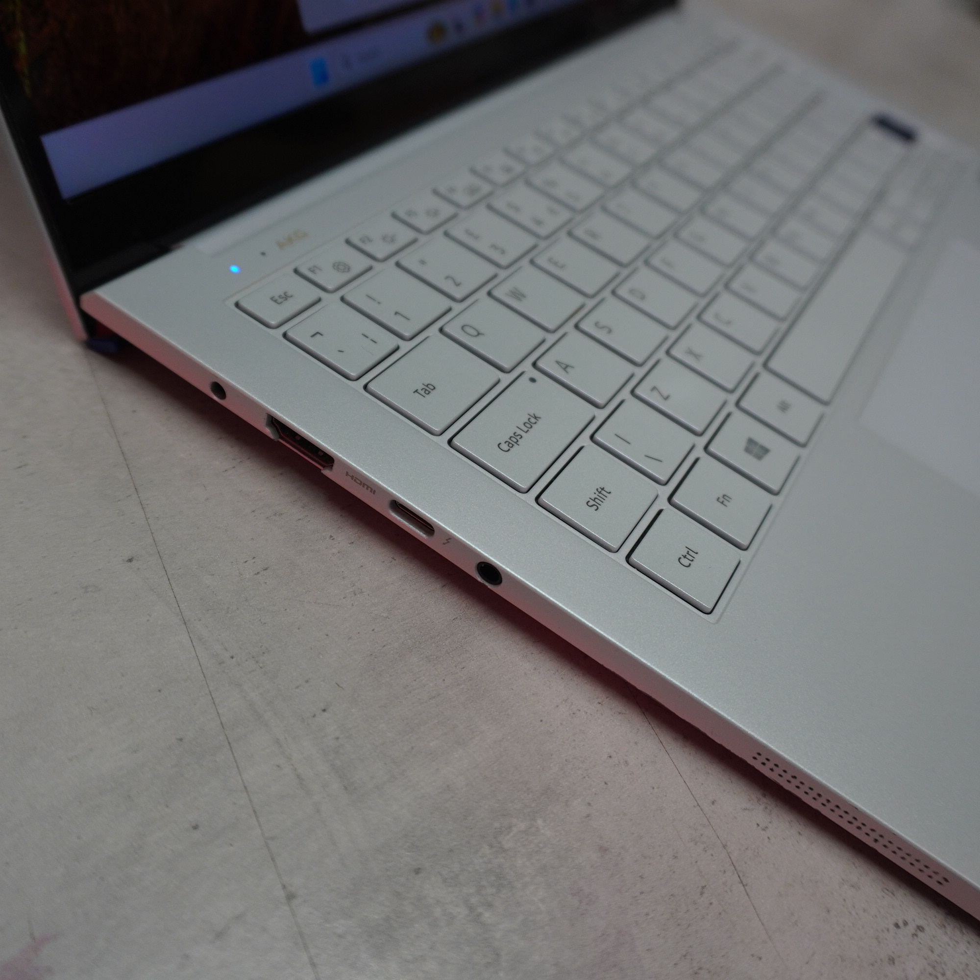 Samsung Galaxy Book Ion 13.3 Silber 2020, Core i5-10210U, 8GB RAM, 512GB SSD, QLED, Windows, Originales Ladegerät nicht dabei, nur USB-Ladegerät | OVP | Zustand: Gut – Bild 4