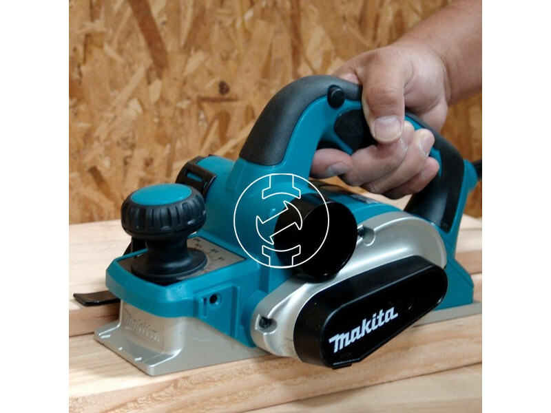 Makita KP0810C Falzhobel Blau, Leistungsstarker Elektro-Falzhobel mit 1050 Watt, 82 mm Hobelbreite und beidseitigem Späneauswurf. | Zustand: Neu