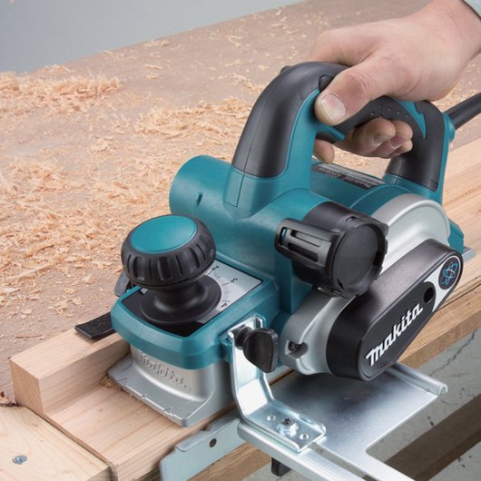 Makita KP0810C Falzhobel Blau, Leistungsstarker Elektro-Falzhobel mit 1050 Watt, 82 mm Hobelbreite und beidseitigem Späneauswurf. | Zustand: Neu – Bild 2