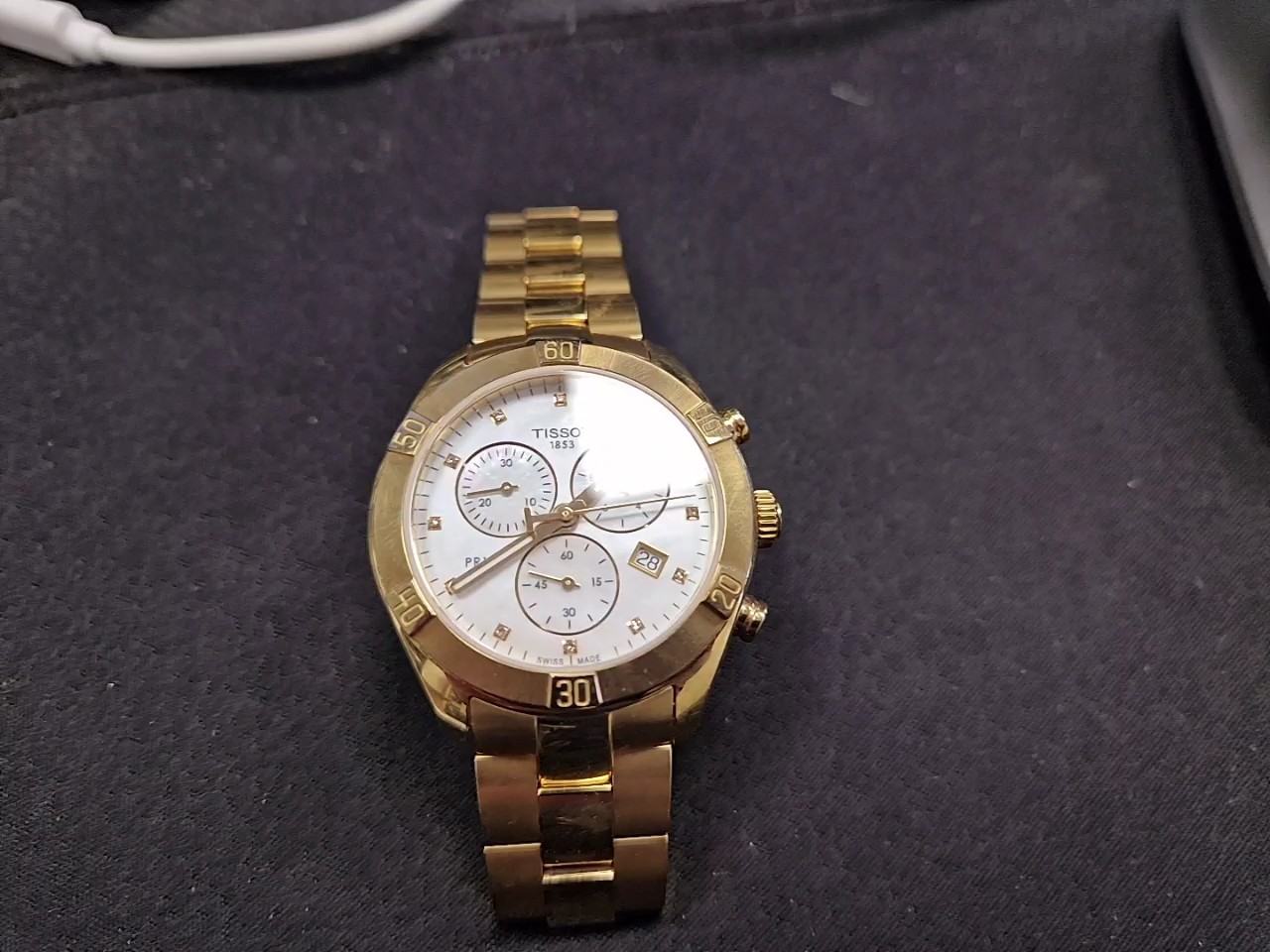 Tissot PR 100 Chronograph Gold, Damenuhr mit goldfarbenem Gehäuse, weißem Perlmutt-Zifferblatt und Chronographenfunktion. | Zustand: Gut – Bild 2
