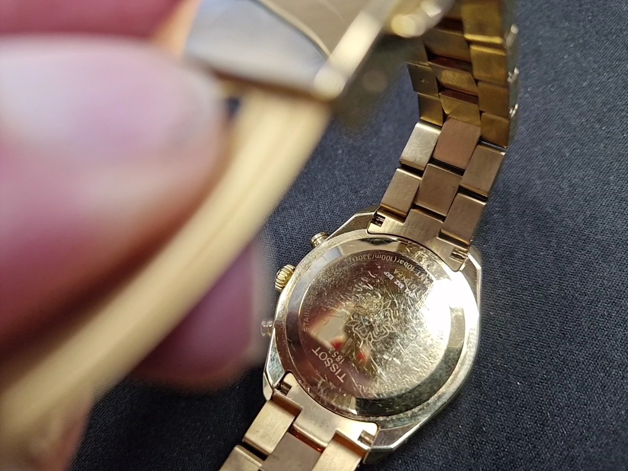 Tissot PR 100 Chronograph Gold, Damenuhr mit goldfarbenem Gehäuse, weißem Perlmutt-Zifferblatt und Chronographenfunktion. | Zustand: Gut – Bild 3