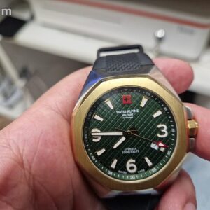 Swiss Alpine Military Avenger 7005 Grün, Herren Armbanduhr, Quarz, Edelstahl, Gold, 42 mm, Silikonarmband schwarz, 10 atm wasserdicht, Swiss Made, Kratzer an Gehäuse und Boden | Zustand: Sehr Gut