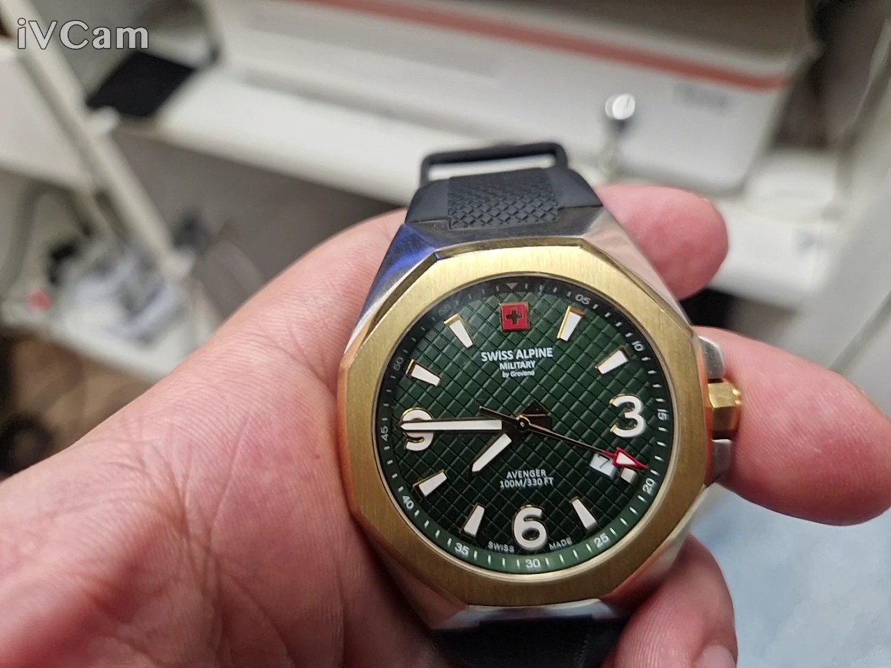 Swiss Alpine Military Avenger 7005 Grün, Herren Armbanduhr, Quarz, Edelstahl, Gold, 42 mm, Silikonarmband schwarz, 10 atm wasserdicht, Swiss Made, Kratzer an Gehäuse und Boden | Zustand: Sehr Gut
