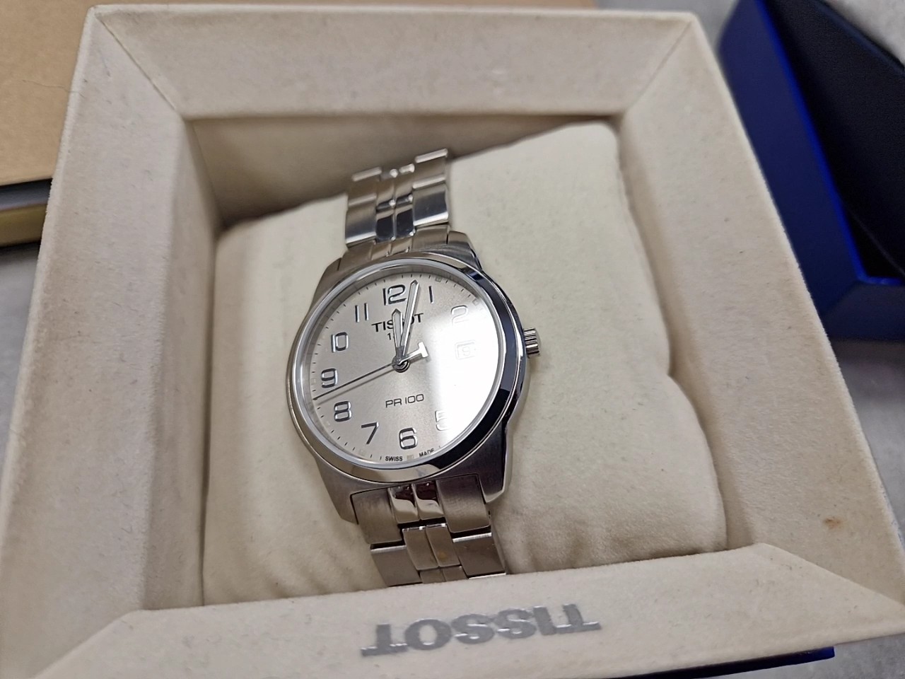 Tissot PR 100 Edelstahl Silber, Herrenuhr, Quarz, Saphirglas, Datum, OVP | Zustand: Sehr Gut – Bild 3