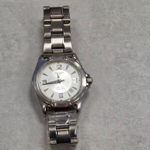 Tissot PR 100 Silber, Armbanduhr Edelstahl Saphirglas Datumsanzeige 100M wasserdicht Quarzwerk | Zustand: Sehr Gut