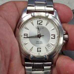 Tissot PR 100 Silber, Armbanduhr Edelstahl Saphirglas Datumsanzeige 100M wasserdicht Quarzwerk | Zustand: Gut