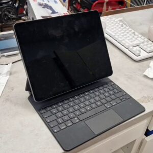 Apple iPad Pro 12.9" 4. Gen Spacegrau 256GB Wi-Fi+Hülle und Keyboard * Sehr Gut, grau, 12.9" Liquid Retina Display, 256GB, Wi-Fi, Apple A12Z Bionic Chip, Magic | Zustand: Sehr Gut | Farbe: grau