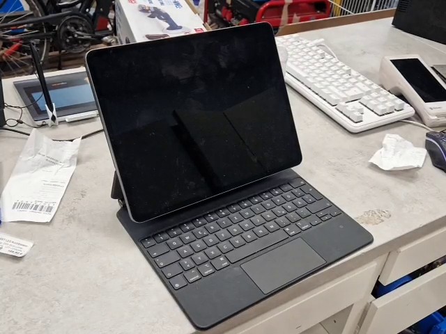 Apple iPad Pro 12.9" 4. Gen Spacegrau 256GB Wi-Fi+Hülle und Keyboard * Sehr Gut, grau, 12.9" Liquid Retina Display, 256GB, Wi-Fi, Apple A12Z Bionic Chip, Magic | Zustand: Sehr Gut | Farbe: grau