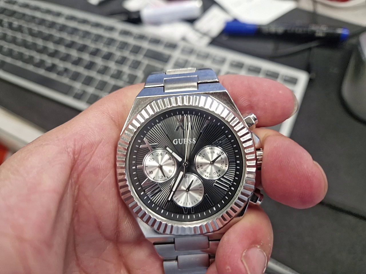 Guess Equity Herrenuhr Silber Schwarz, Multifunktions-Armbanduhr aus Edelstahl mit Quarzwerk, analoger Anzeige und Faltschließe | Zustand: Sehr Gut – Bild 2