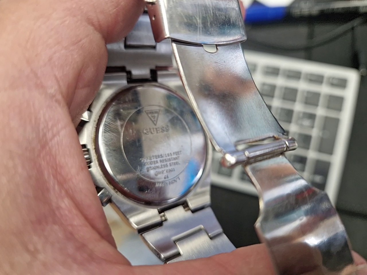 Guess Equity Herrenuhr Silber Schwarz, Multifunktions-Armbanduhr aus Edelstahl mit Quarzwerk, analoger Anzeige und Faltschließe | Zustand: Sehr Gut – Bild 3