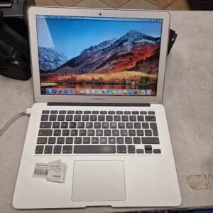 Apple MacBook Air 2017 Silber, 13,3 Zoll, 1,8 GHz Intel Core i5, 8 GB RAM, Intel HD Graphics 6000, Kratzer auf Display sichtbar | Zustand: Gut
