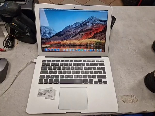 Apple MacBook Air 2017 Silber, 13,3 Zoll, 1,8 GHz Intel Core i5, 8 GB RAM, Intel HD Graphics 6000, Kratzer auf Display sichtbar | Zustand: Neu