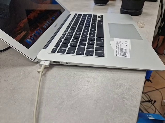 Apple MacBook Air 2017 Silber, 13,3 Zoll, 1,8 GHz Intel Core i5, 8 GB RAM, Intel HD Graphics 6000, Kratzer auf Display sichtbar | Zustand: Neu – Bild 2