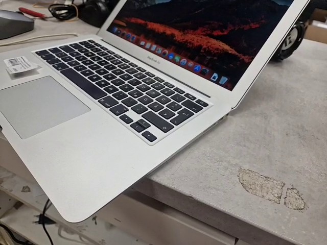 Apple MacBook Air 2017 Silber, 13,3 Zoll, 1,8 GHz Intel Core i5, 8 GB RAM, Intel HD Graphics 6000, Kratzer auf Display sichtbar | Zustand: Neu – Bild 3