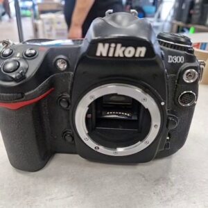 Nikon D300 2007 schwarz, 12,3 MP DX-Format DSLR-Kamera, 51 AF-Messpunkte, robustes Magnesiumgehäuse, EXPEED-Prozessor. ohne Ladegerät | Zustand: Gut