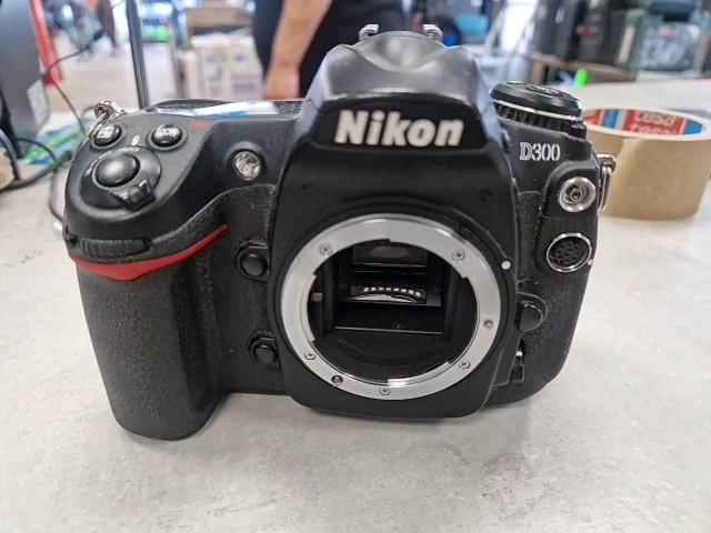 Nikon D300 2007 schwarz, 12,3 MP DX-Format DSLR-Kamera, 51 AF-Messpunkte, robustes Magnesiumgehäuse, EXPEED-Prozessor. ohne Ladegerät | Zustand: Gut