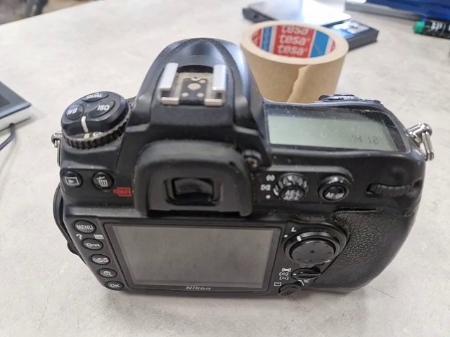 Nikon D300 2007 schwarz, 12,3 MP DX-Format DSLR-Kamera, 51 AF-Messpunkte, robustes Magnesiumgehäuse, EXPEED-Prozessor. ohne Ladegerät | Zustand: Gut – Bild 2